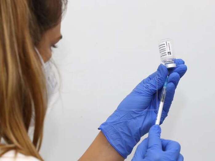 En la imagen de archivo, una enfermera prepara una dosis de la vacuna de AstraZeneca en el vacunódromo de Infecar / EFE Elvira Urquijo A.